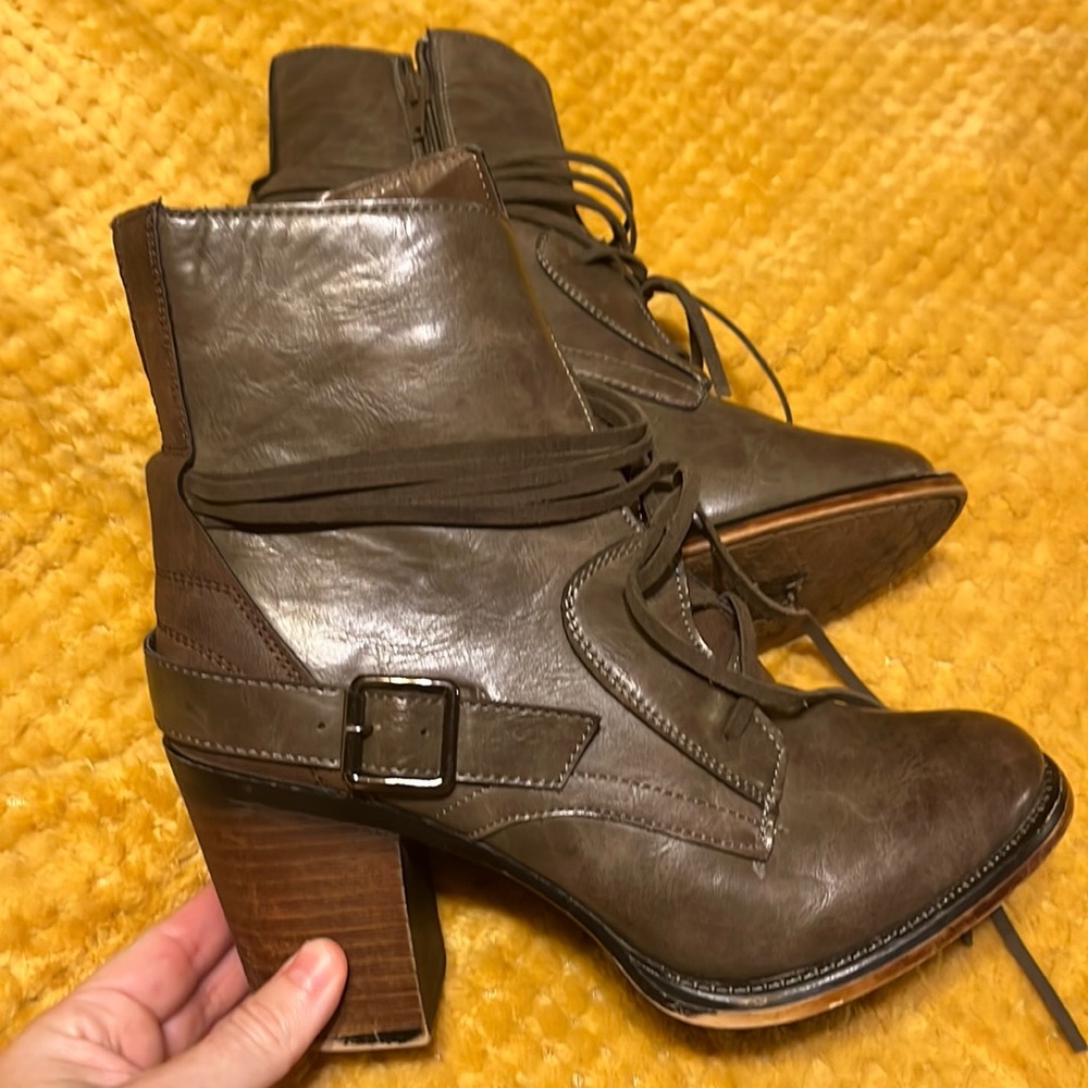 Heeled boots. Pierre Dumas.
